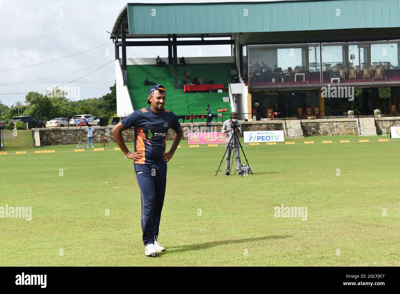 El jugador de cricket de Sri Lanka, Suranga Lakmal, se está calentando antes de un partido de cricket. El pintoresco recinto de críquet de la Ordenanza del Ejército. Dombagoda. Sri Lanka. Foto de stock