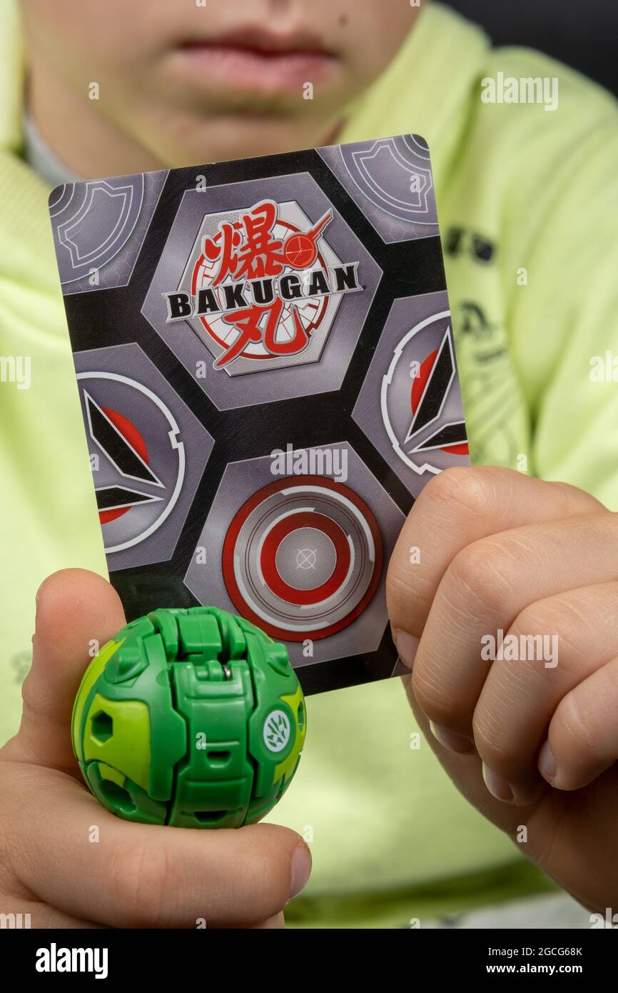 Juguete Bakugan Ball. Nuevo y popular juguete transformador montado en  forma de bola, sujetar en la mano del niño con tarjeta magnética. Stafford,  Reino Unido, 8 de agosto de 20 Fotografía de