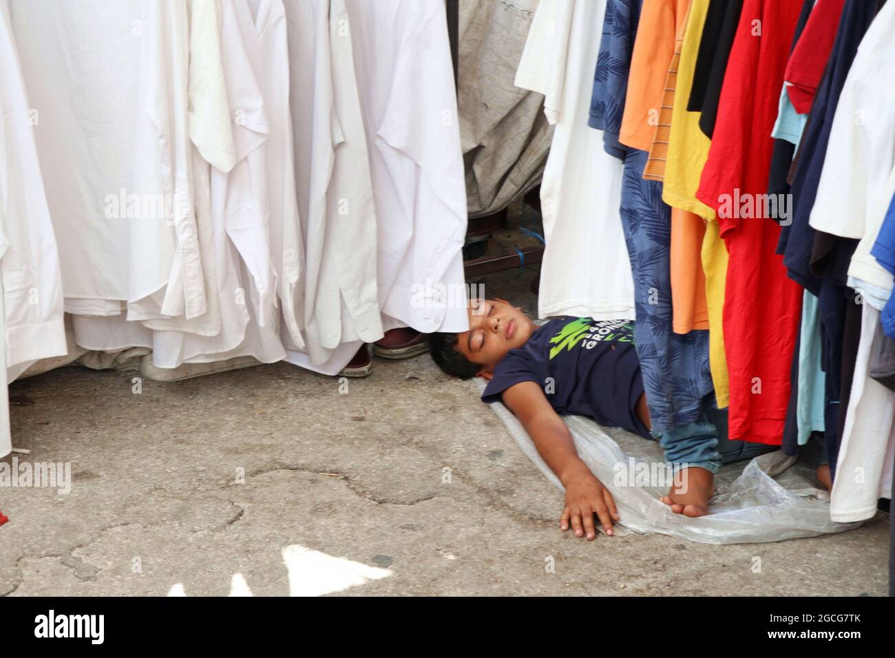 Un niño en el de de su padre en Souq el Ahad (mercado dominical), Beirut, Líbano, el 8 de agosto de 2021. La subida de los precios se ha