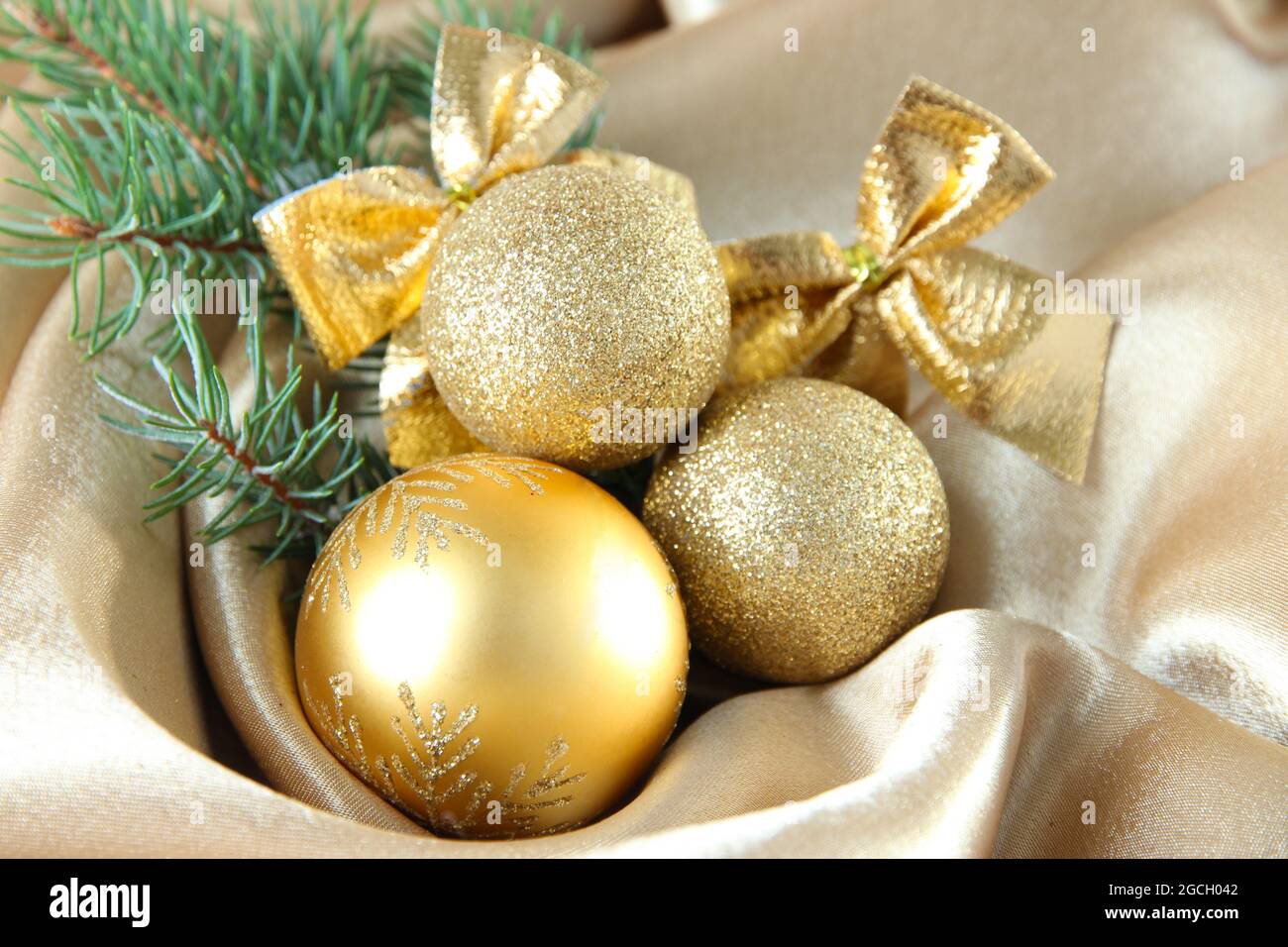Hermosa decoración de Navidad en tela dorada satinada Fotografía de stock -  Alamy