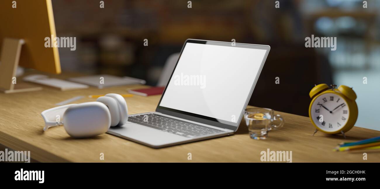 Vista lateral, plantilla de maqueta de pantalla vacía de portátil, auriculares, reloj despertador, un vaso de agua sobre mesa de madera, 3D renderizado, ilustración 3D Foto de stock