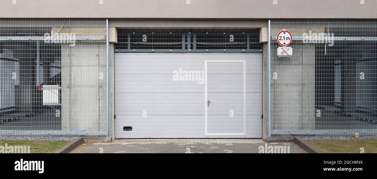 Puertas cerradas blindadas de acero a un gran garaje de varios niveles  Fotografía de stock - Alamy