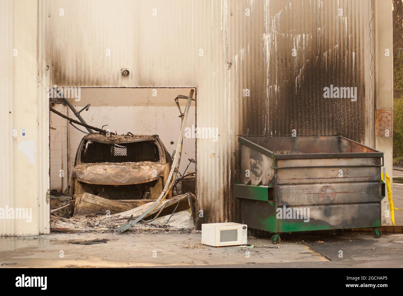 Santa Rosa, California, Estados Unidos. 10th de octubre de 2017. Un horno  de microondas no se toca, ya que un coche quemado todavía se encuentra en  su bahía en un Kmart durante