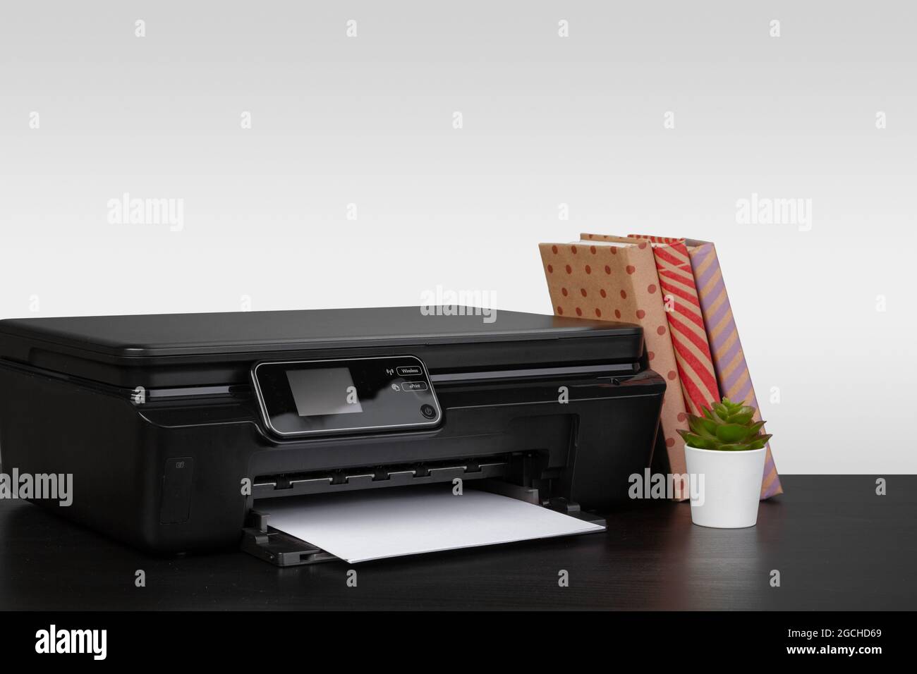Impresora láser doméstica compacta con fondo gris Fotografía de stock -  Alamy