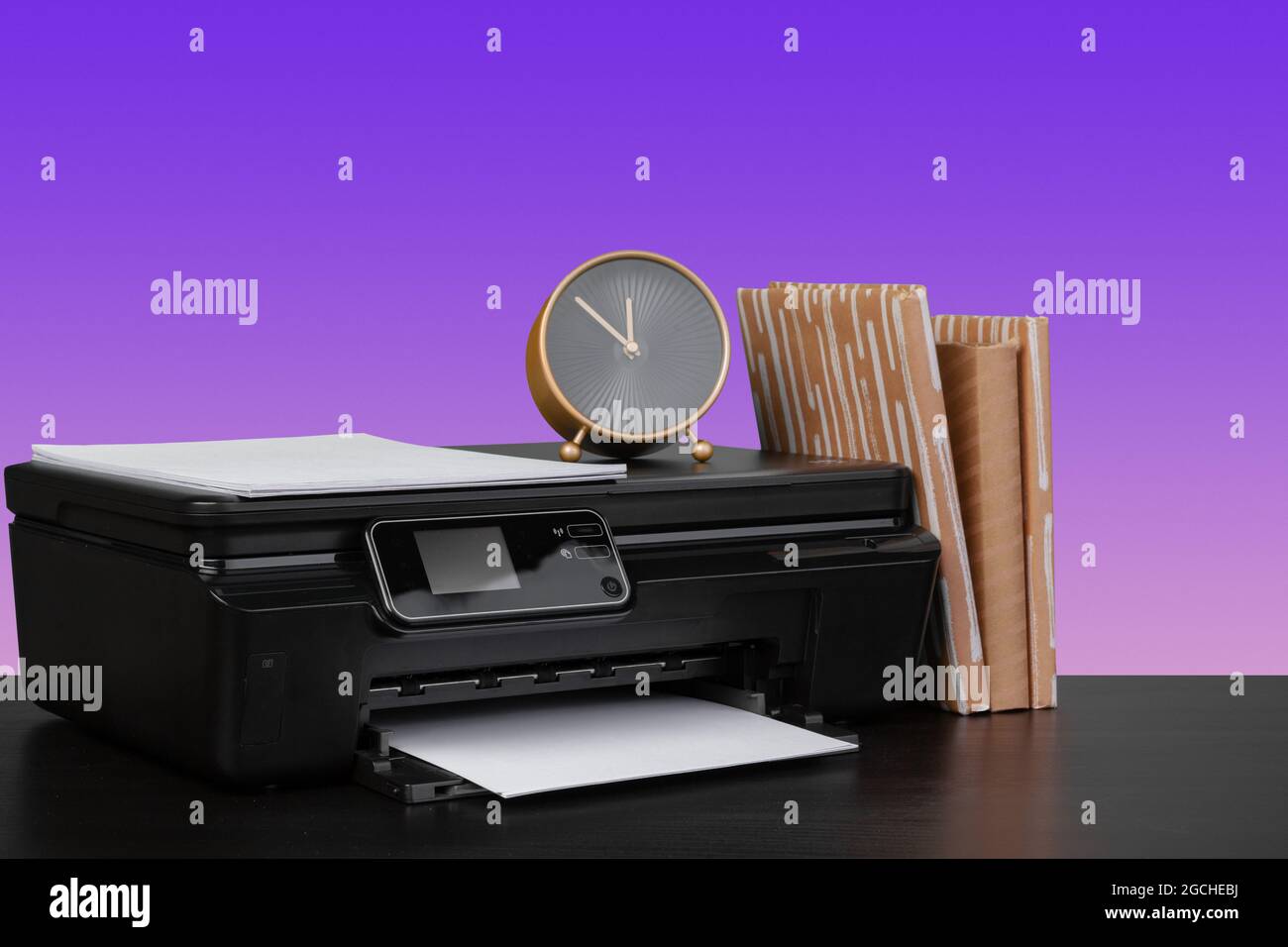 láser doméstica sobre el fondo morado Fotografía de stock - Alamy