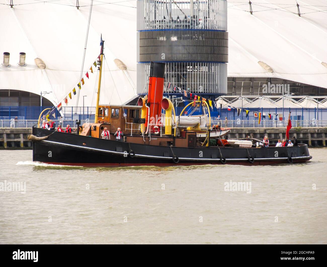 Un pequeño barco de vapor en el río Tames en la zona de la península de Greenwich, Gran Londres, Reino Unido Foto de stock