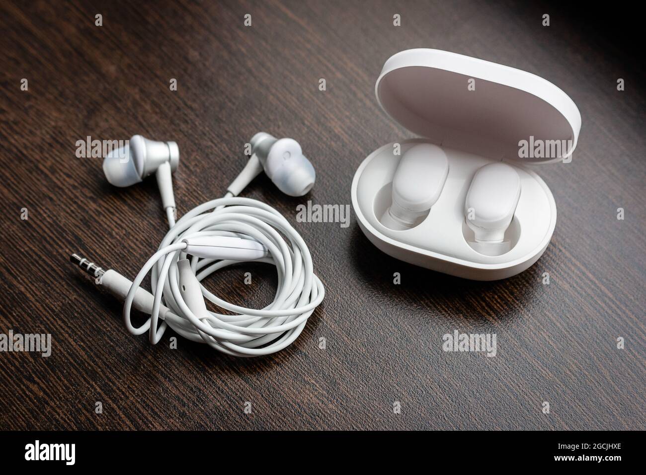 auriculares bluetooth con cable e inalámbricos Fotografía de stock - Alamy