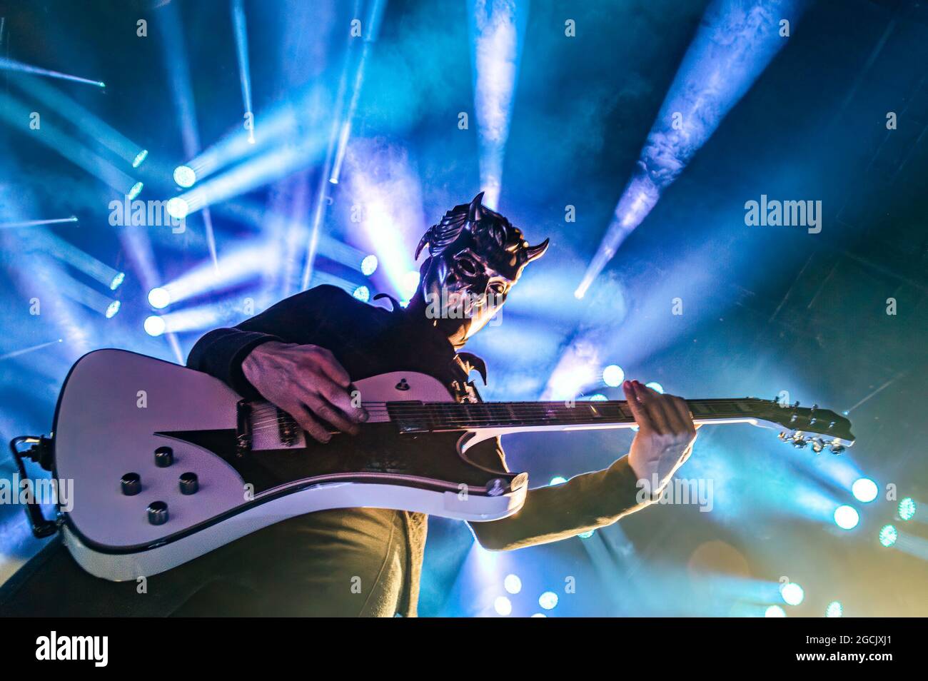 LONDRES, REINO UNIDO - 22 de noviembre de 2019: Un guitarrista ''nameless  ghoul'' de la banda de rock Ghost tocando la guitarra en Londres en el SSE  Arena, Wembley Fotografía de stock - Alamy