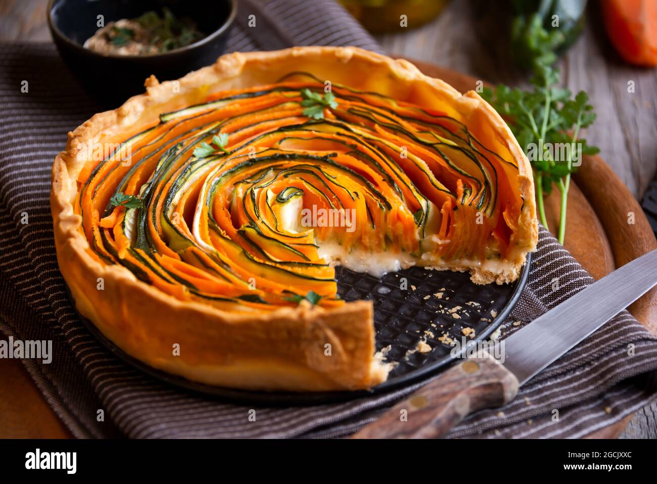 Pastel de verduras con zanahorias y calabacín, alimentos saludables  Fotografía de stock - Alamy