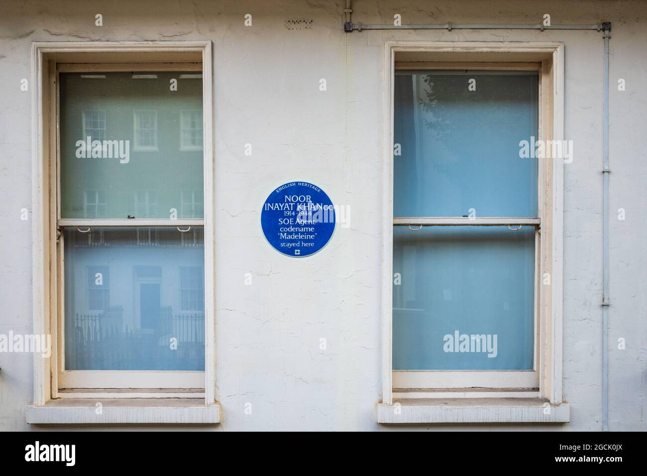 Placa azul para el agente de SOE Noor Inayat Khan 1914-1944, galardonado con el premio George Cross and Croix de Guerre, en 4 Taviton St Bloomsbury donde permaneció 1942–3 Foto de stock