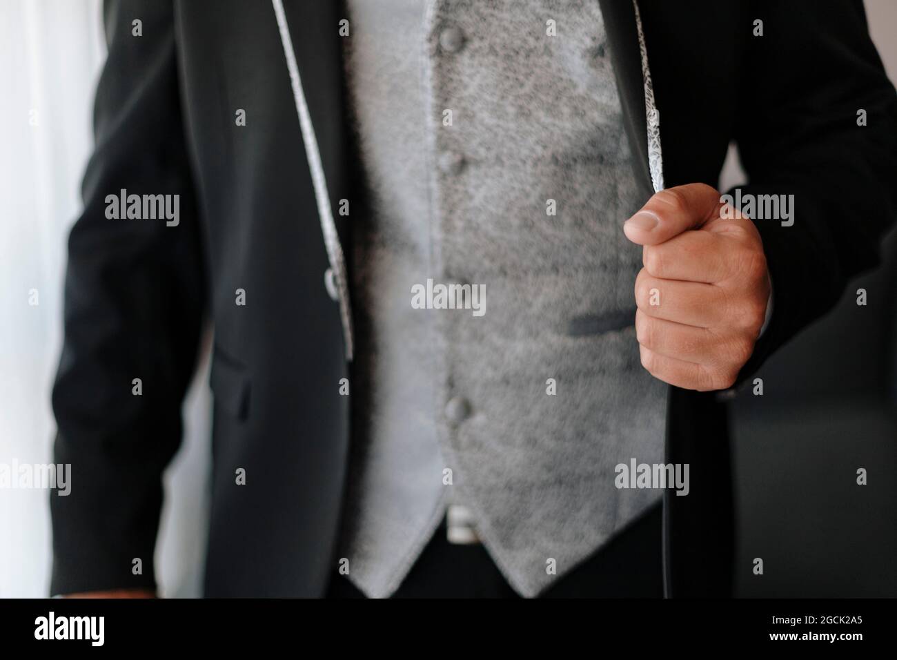 Recorte anónimo novio con elegante traje negro con chaleco gris vestido  para la ceremonia de la boda Fotografía de stock - Alamy