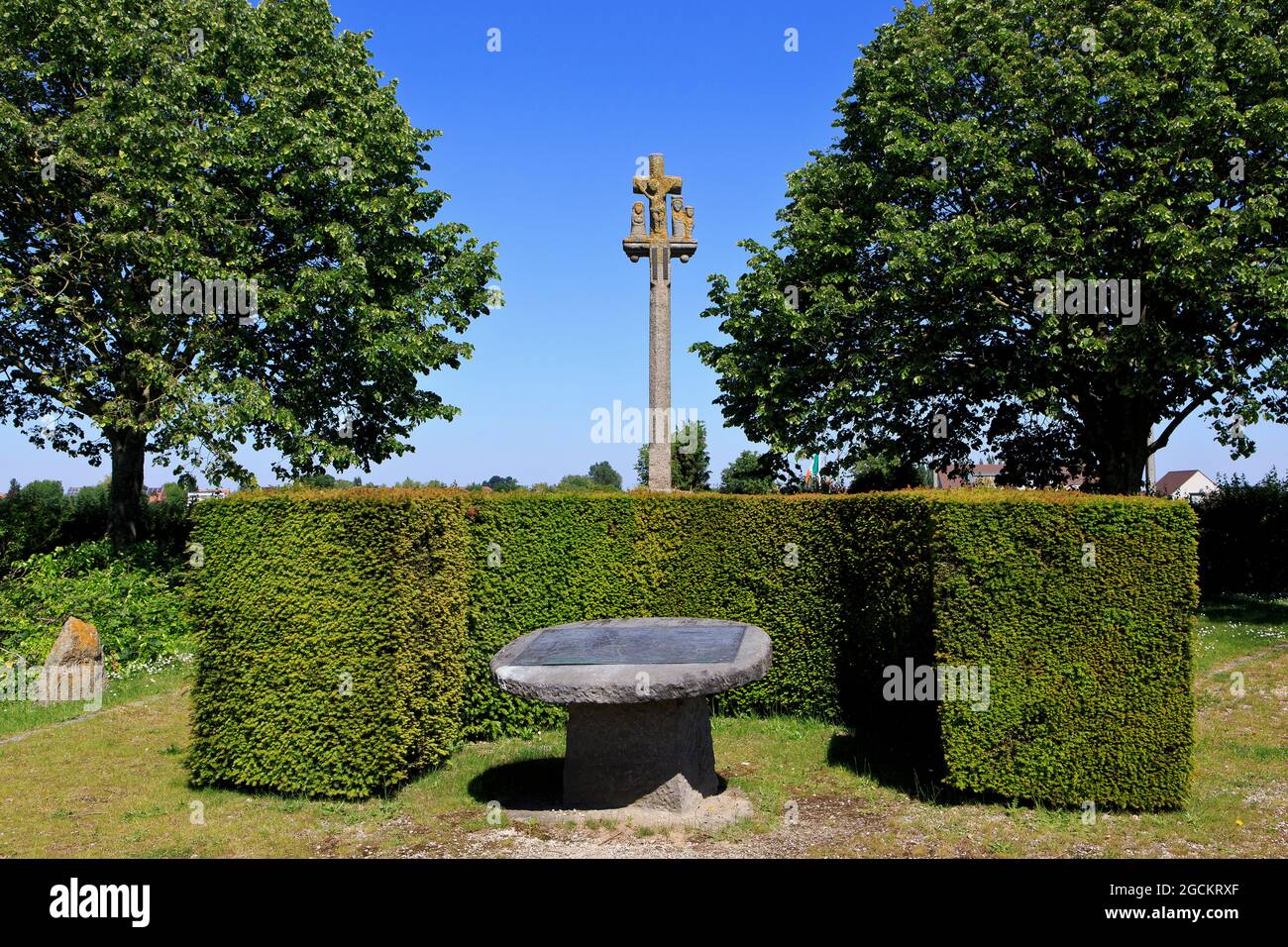 La cruz de granito del siglo 16th francés (bretón) del Calvario y el mapa de la zona en el Carrefour des Roses Memorial de la Primera Guerra Mundial en Boezinge (Ypres), Bélgica Foto de stock