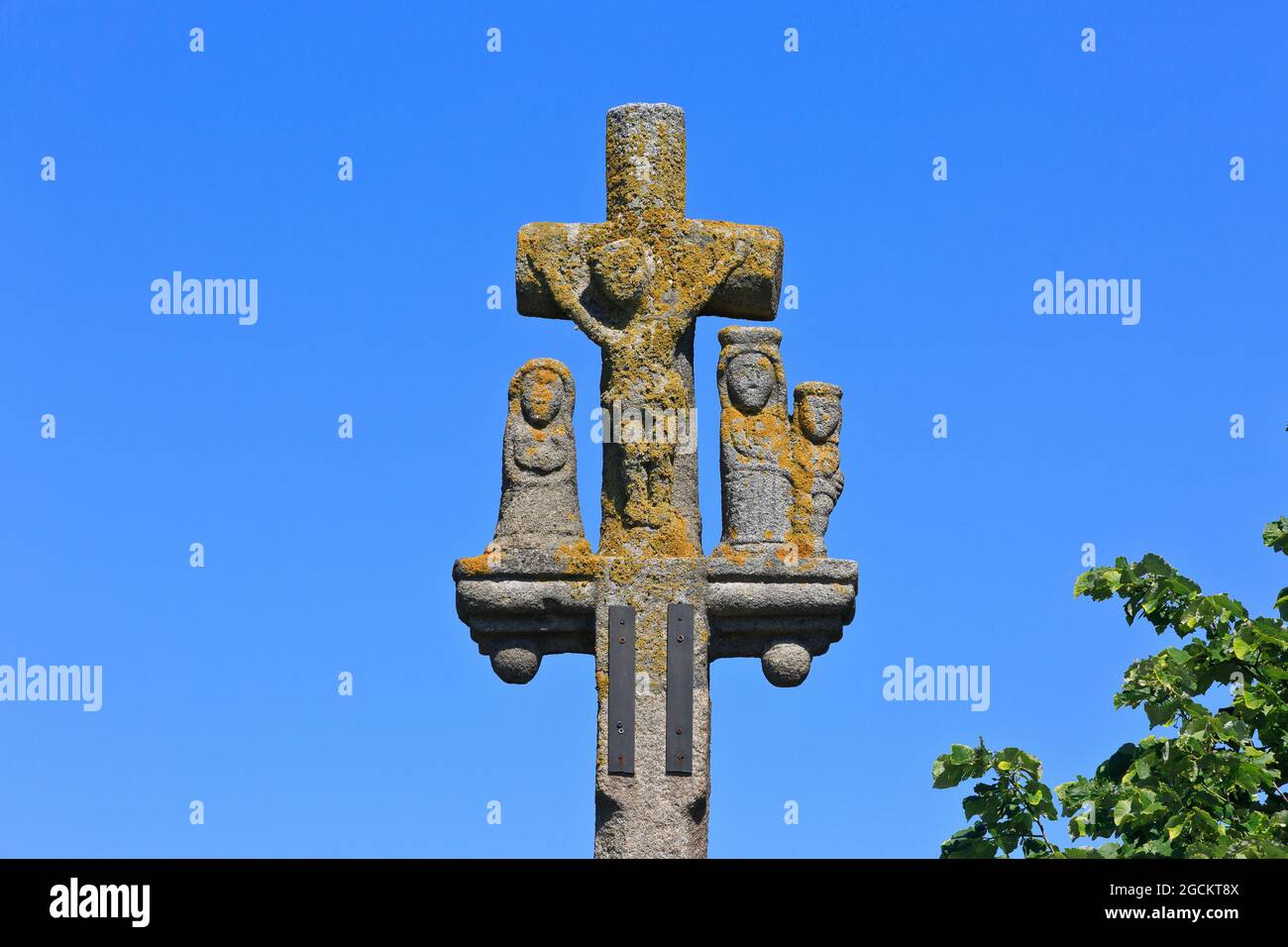 Primer plano de la Cruz de granito del Calvario francesa (bretón) del siglo 16th en el monumento conmemorativo de la Primera Guerra Mundial Carrefour des Roses en Boezinge (Ypres), Bélgica Foto de stock