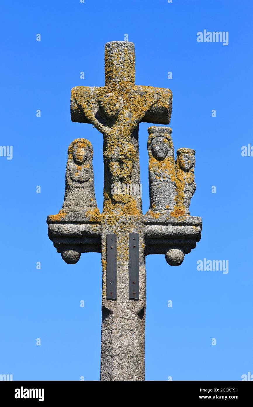 Primer plano de la Cruz de granito del Calvario francesa (bretón) del siglo 16th en el monumento conmemorativo de la Primera Guerra Mundial Carrefour des Roses en Boezinge (Ypres), Bélgica Foto de stock