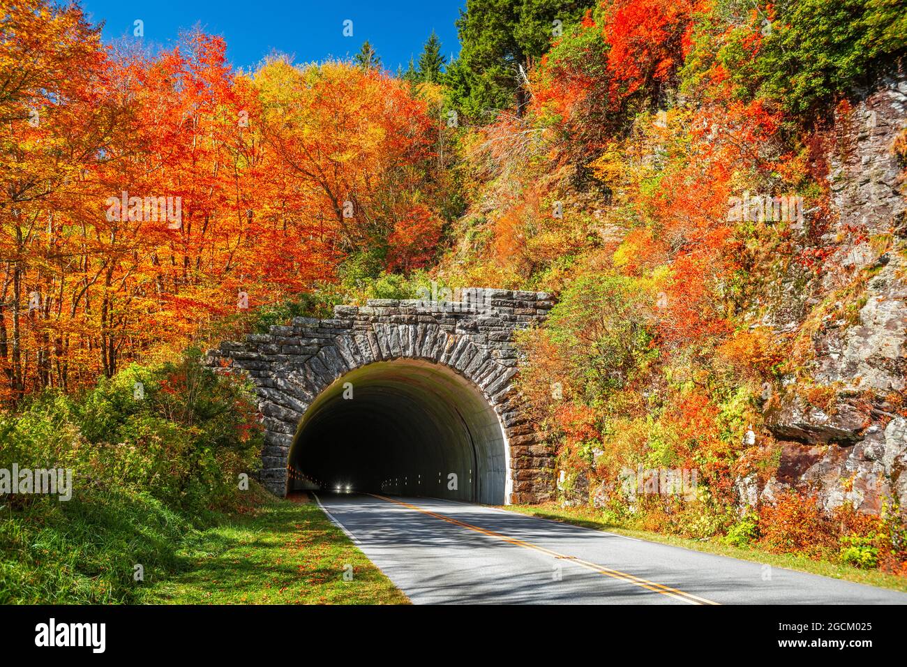 Túnel Blue Ridge Parkway en Pisgah National Forest, Carolina del Norte, Estados Unidos. Foto de stock