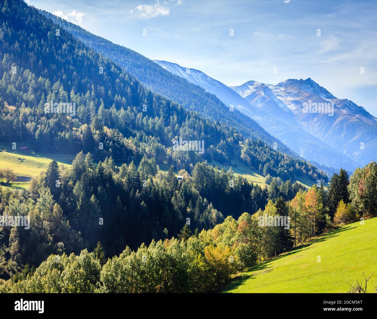 Vista panorámica de un valle en los Alpes suizos en verano Foto de stock