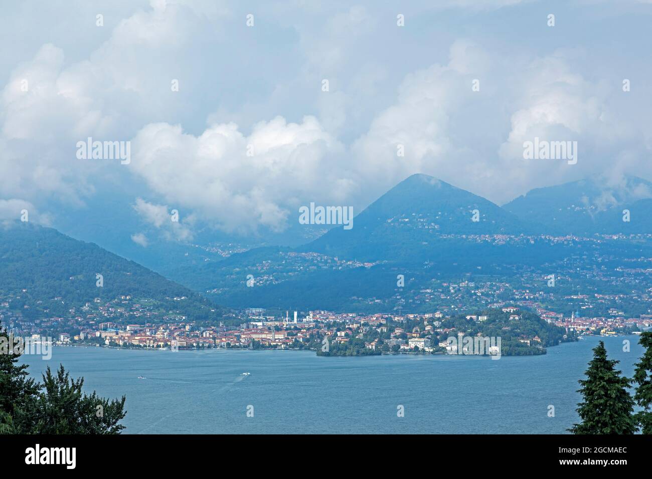 Vista de Verbania desde Stresa, Lago Maggiore, Piamonte, Italia Foto de stock