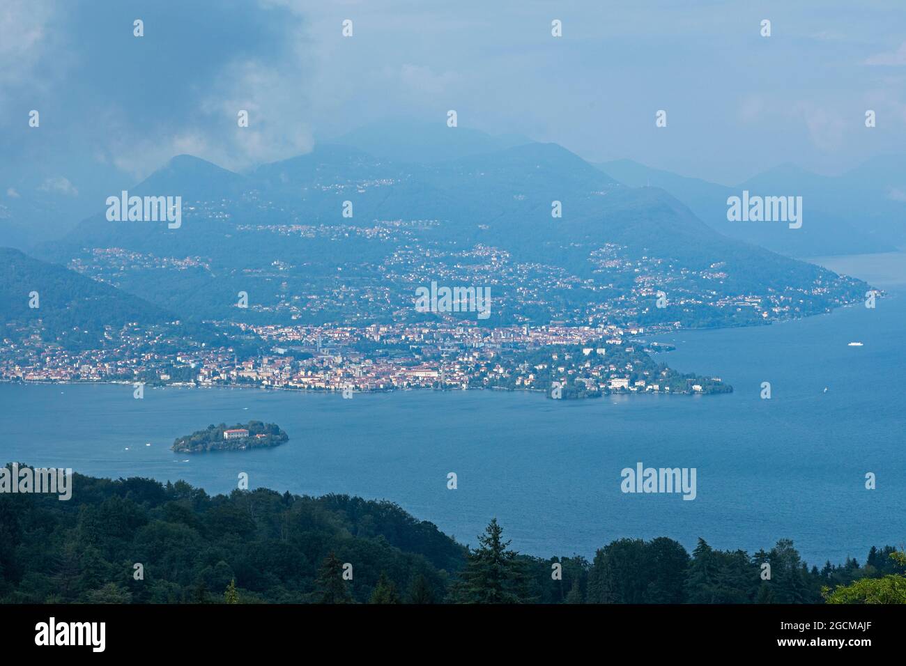 Vista de Verbania e Isola Madre desde el Monte Mottarone Lago Maggiore, Piamonte, Italia Foto de stock