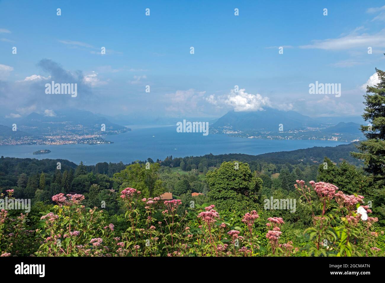 Vista de Verbania en Piamonte y Laveno en Lombardía desde el Monte Mottarone, Lago Maggiore, Italia Foto de stock