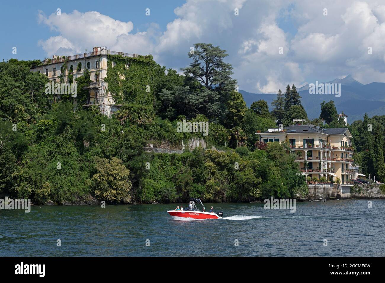Casas a orillas del lago, Verbania-Pallanza, Lago Maggiore, Piamonte, Italia Foto de stock