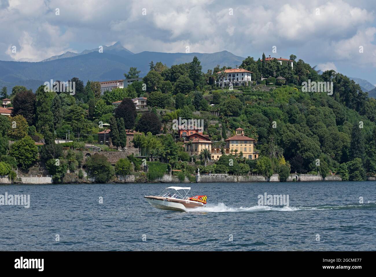 Casas a orillas del lago, Verbania-Pallanza, Lago Maggiore, Piamonte, Italia Foto de stock