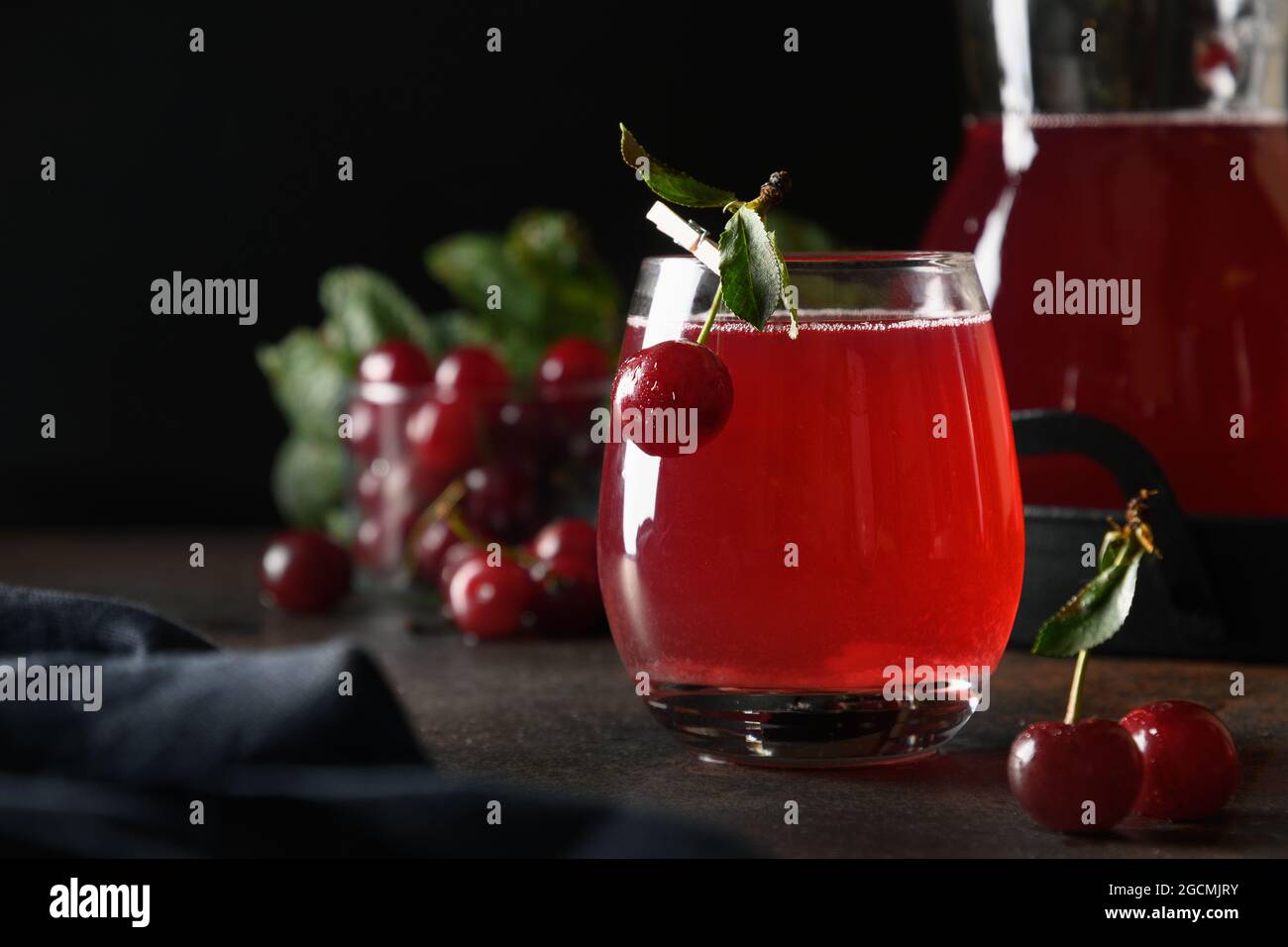 Compota casera fresca de cereza roja en cristal sobre fondo oscuro. Primer plano. Foto de stock