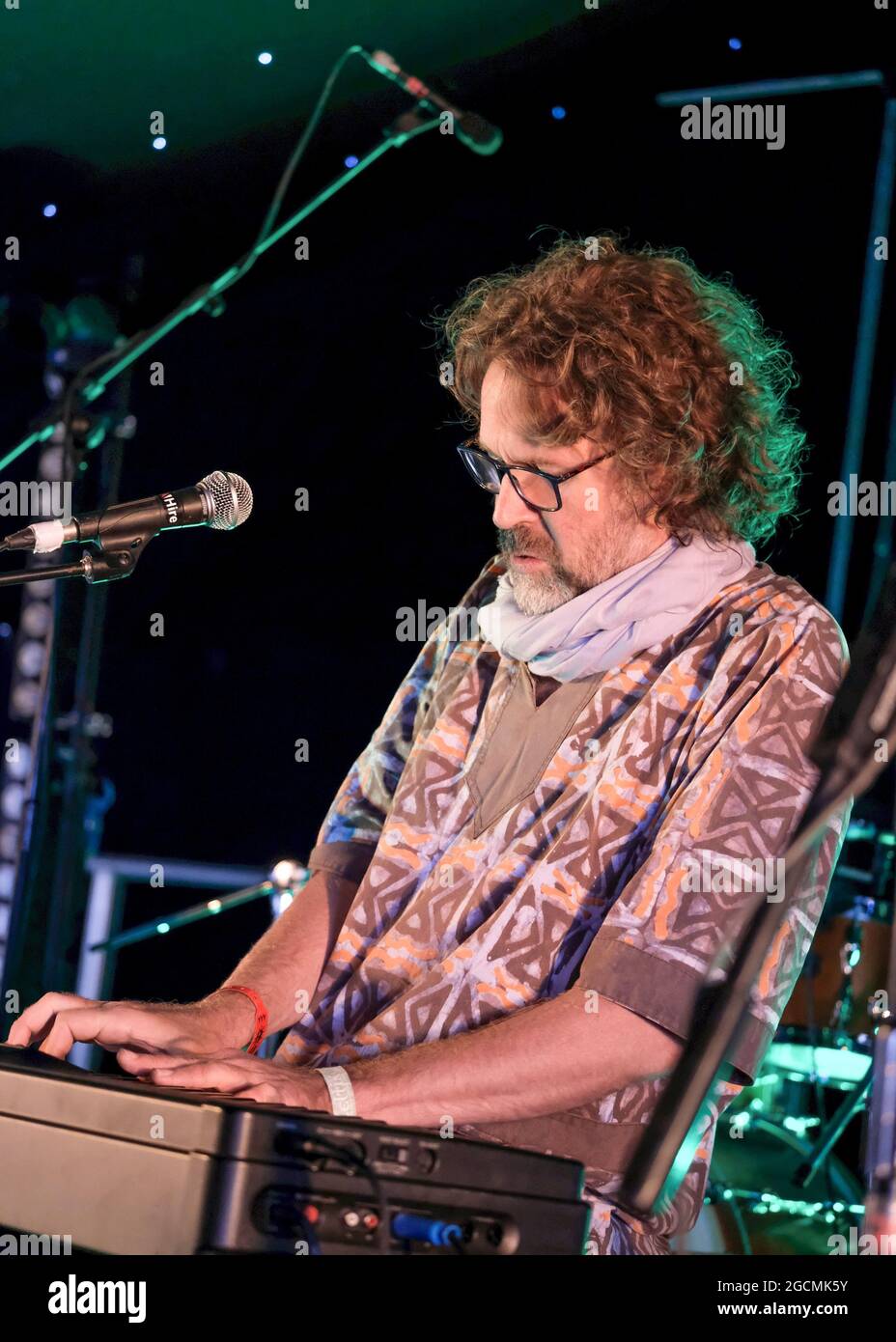 El cantante, compositor, actor y músico irlandés, Liam O' Maonlai, mejor  conocido como el vocalista principal de la banda de Dublín The Hothouse  Flowers, tocando el teclado mientras actuaba en directo en
