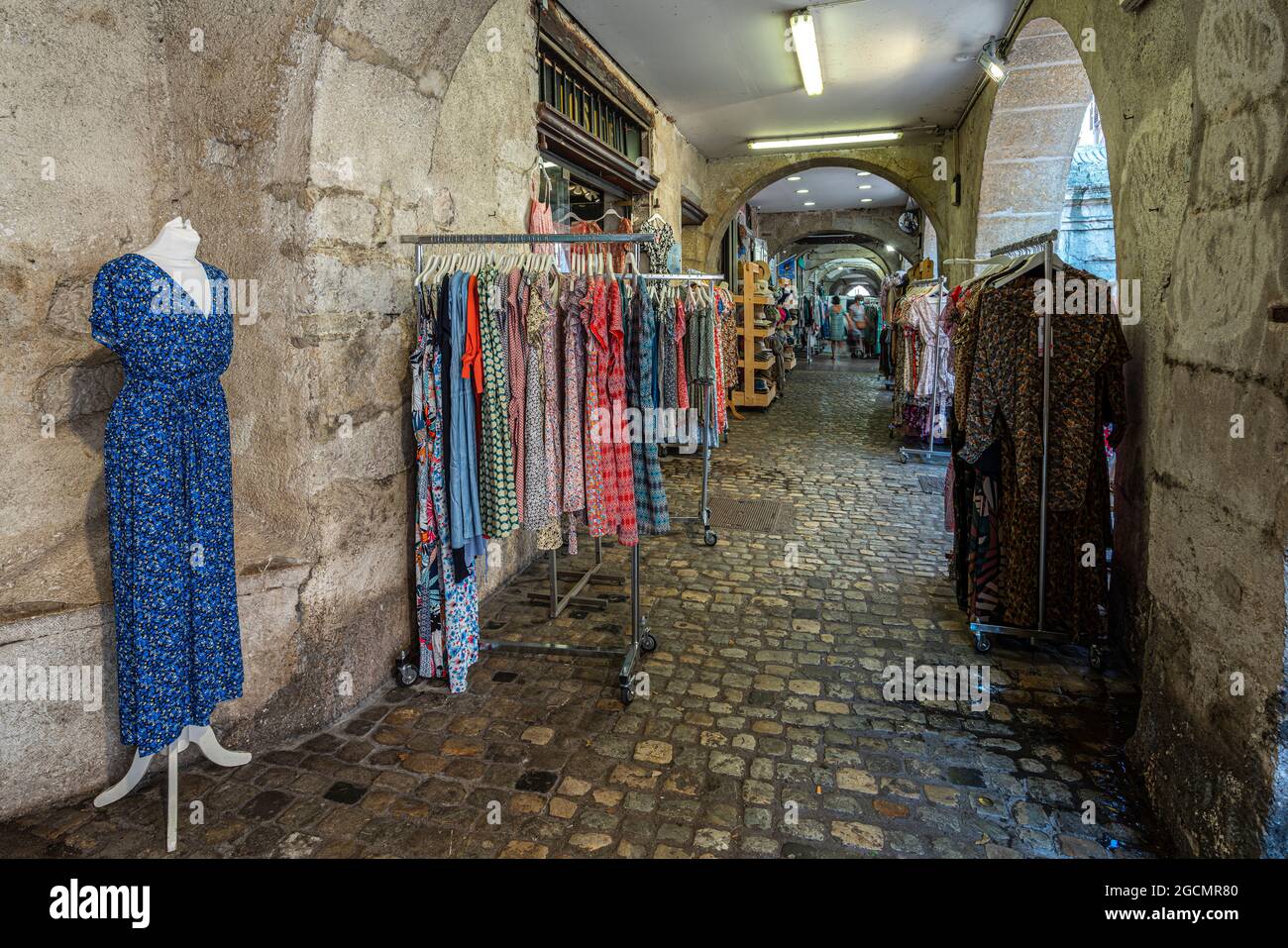 Tienda de ropa al aire libre durante el mercado tradicional en la antigua ciudad de Annecy. Annecy, departamento de Saboya, región Auvernia-Rhône-Alpes, Francia Foto de stock