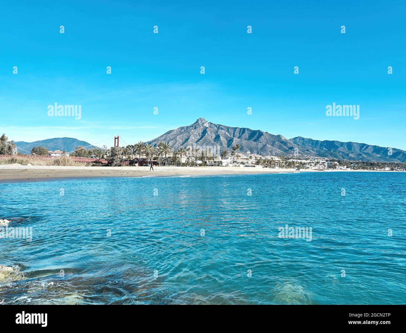 Puerto Banus, Marbella, España - 21 de julio de 2020. Playa de Puerto Banus  con cielo azul y la concha detrás. La Concha es la montaña más famosa de  Marbella Fotografía de stock - Alamy