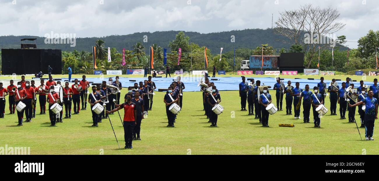 Personal del Ejército de Sri Lanka preparándose para una ceremonia de apertura de un evento deportivo. Campos de cricket de la Ordenanza del Ejército. Dombagoda. Sri Lanka. Foto de stock