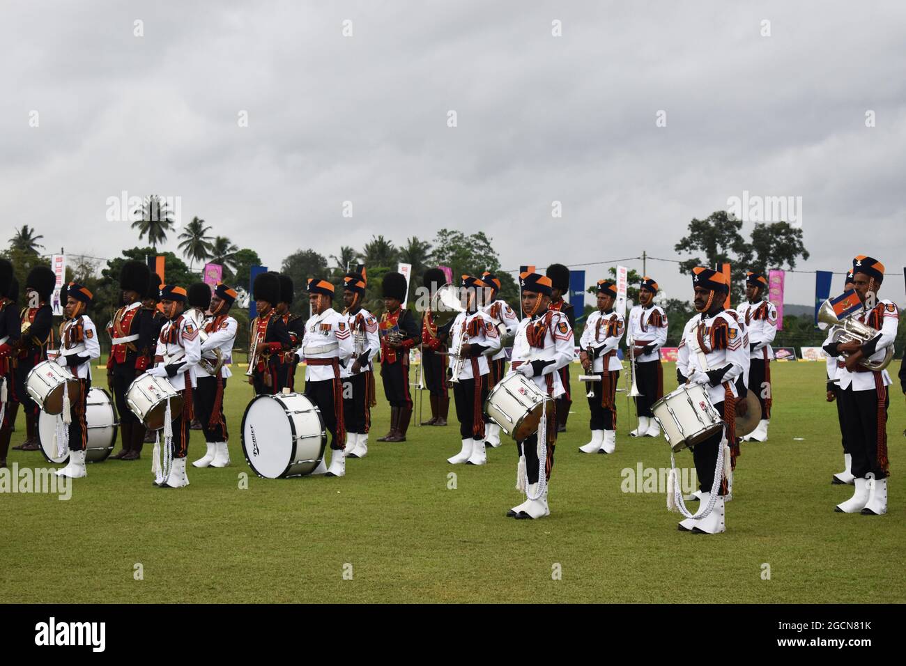 Bandas del Ejército de Sri Lanka en una ceremonia de apertura de una liga de críquet. Campos de cricket de la Ordenanza del Ejército. Dombagoda. Sri Lanka. Foto de stock