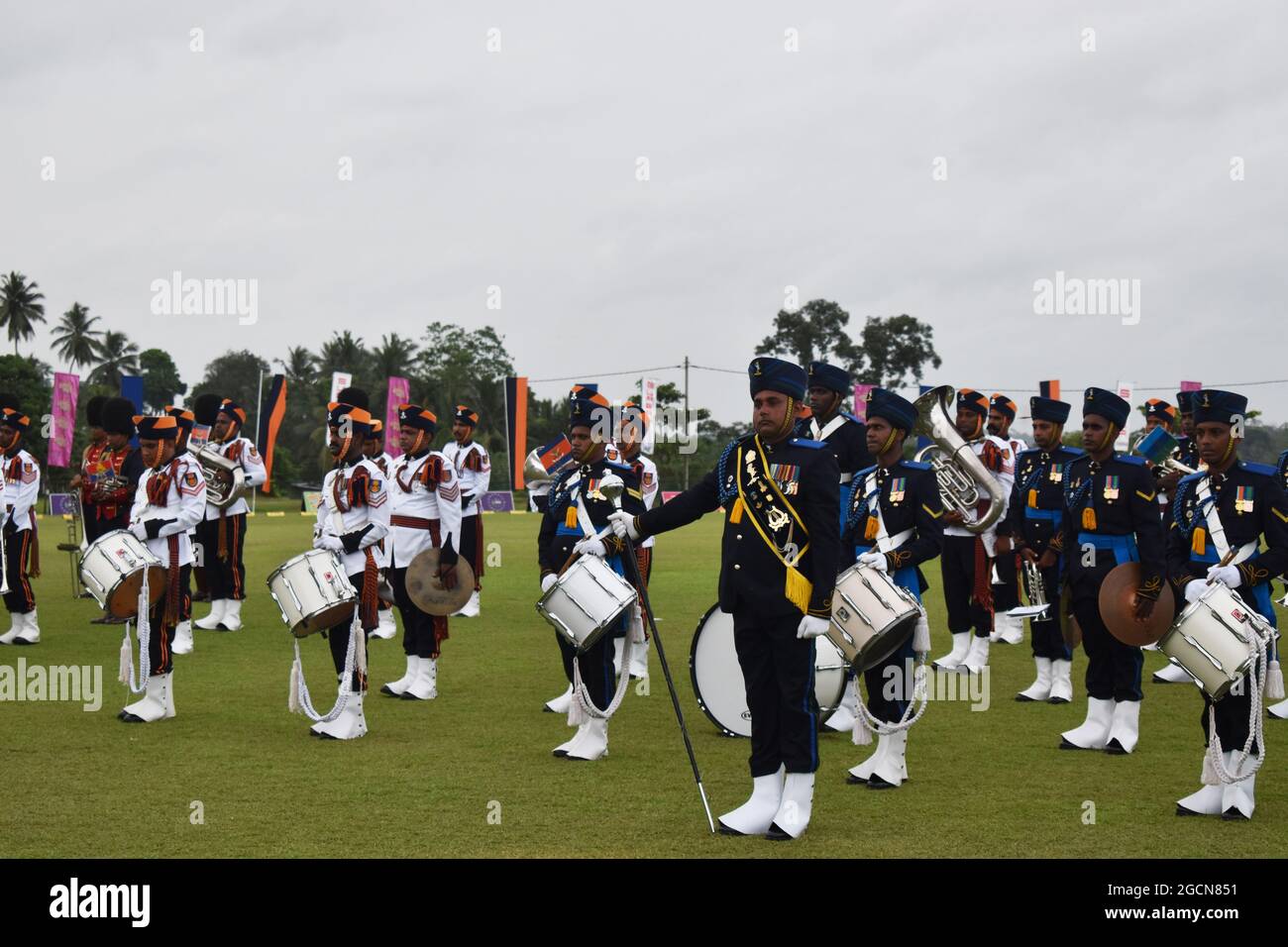 Bandas del Ejército de Sri Lanka en una ceremonia de apertura de una liga de críquet. Campos de cricket de la Ordenanza del Ejército. Dombagoda. Sri Lanka. Foto de stock