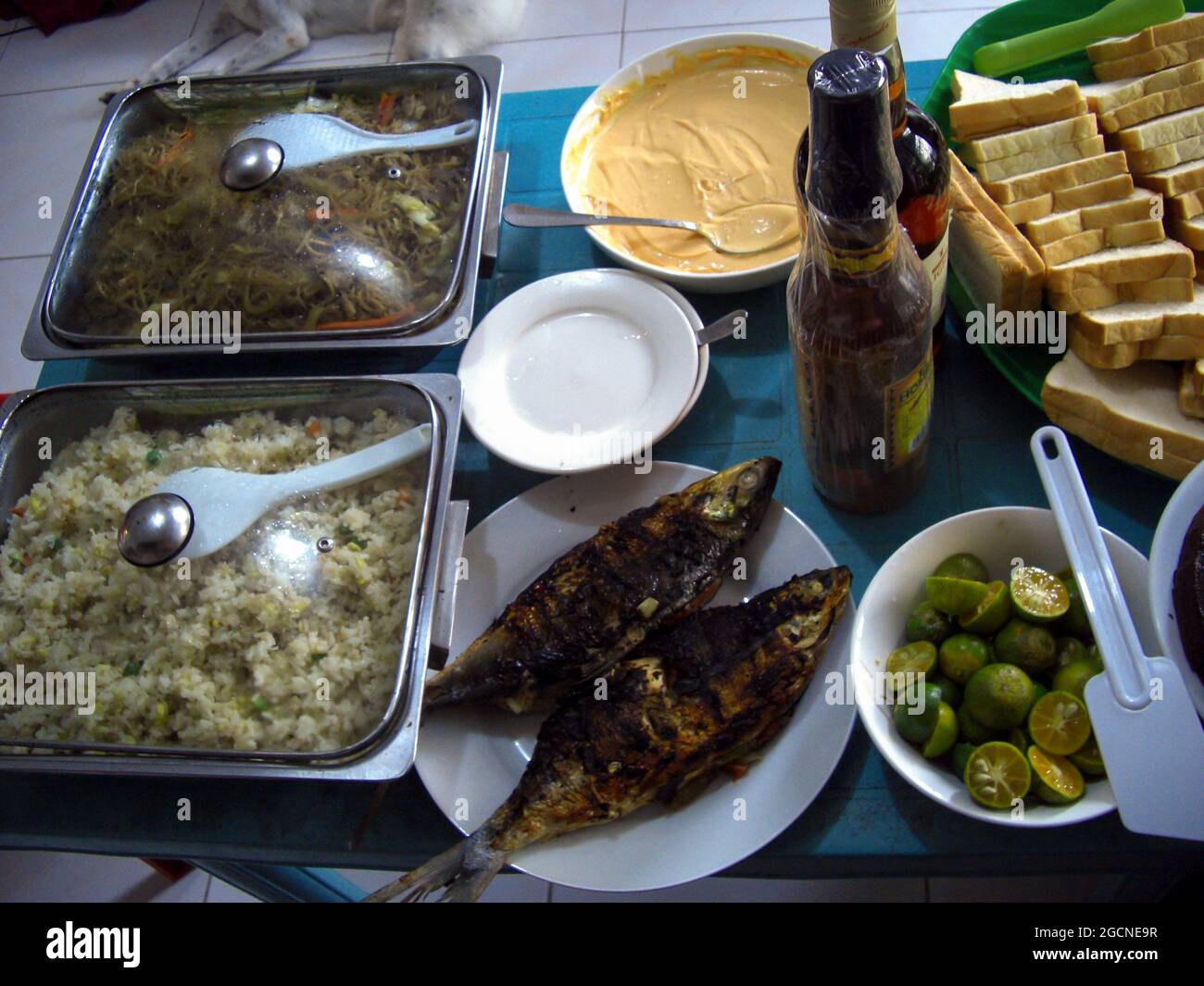 Se sirve comida fresca para la cena y se presenta en una mesa en Sabang, Filipinas 30.10.2018 Foto de stock