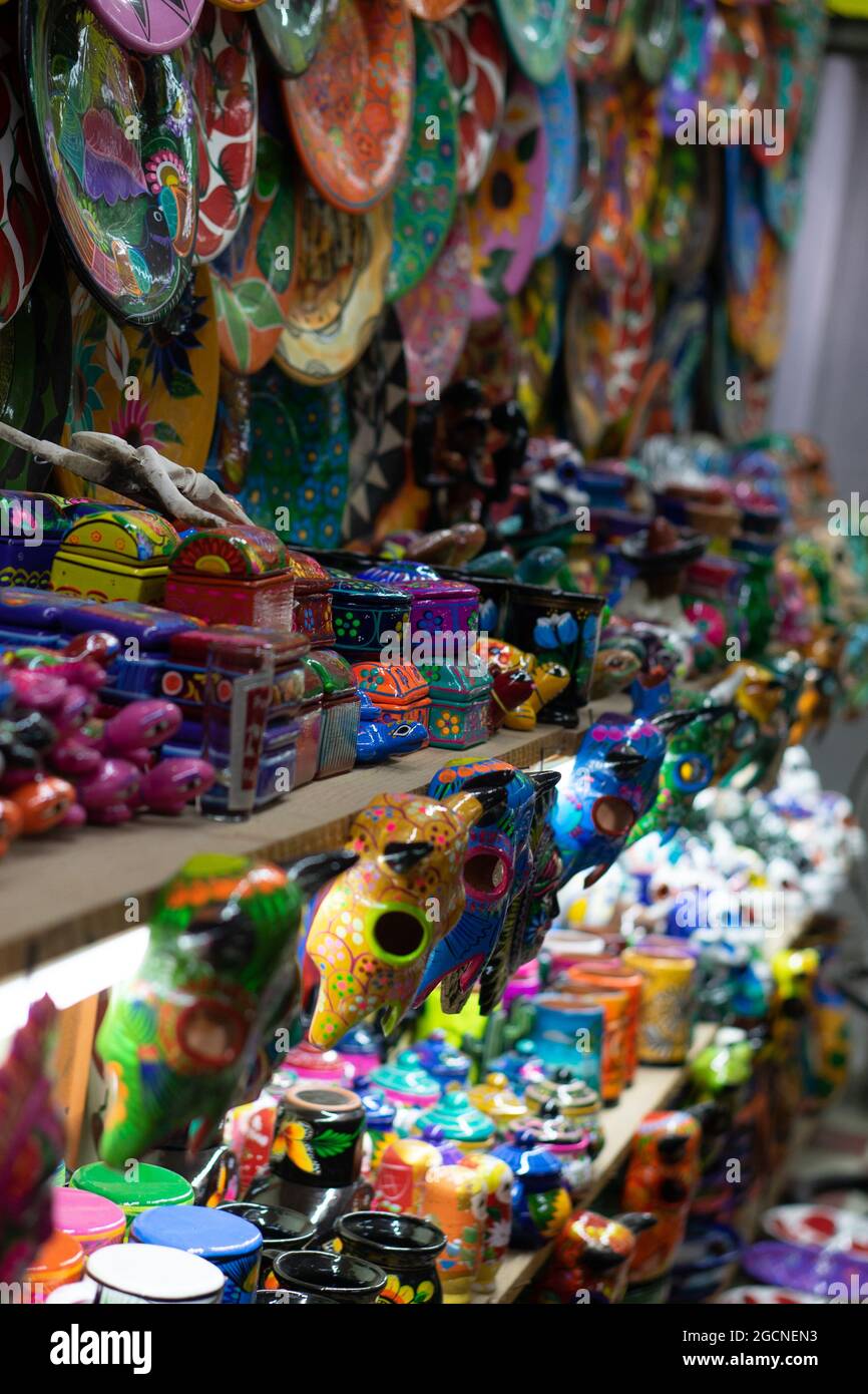 Tiro vertical de muchos juguetes en las estanterías de una tienda  Fotografía de stock - Alamy