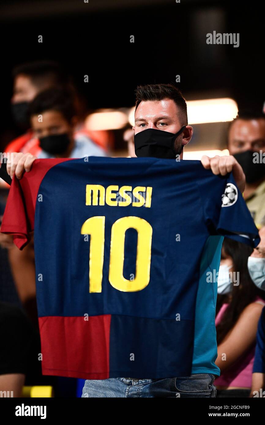 Sant Joan España. 08 de agosto de 2021. El fan del FC Barcelona muestra una camiseta de Lionel Messi durante el partido de fútbol amistoso antes de la temporada entre el