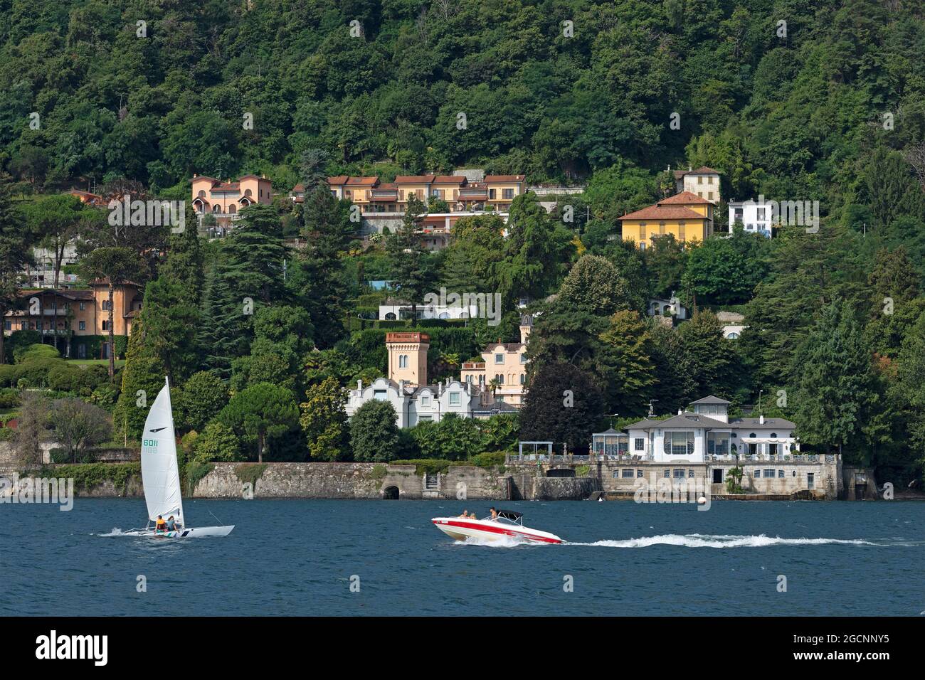Casas y barcos cerca de Belgirate, Lago Maggiore, Piamonte, Italia Foto de stock
