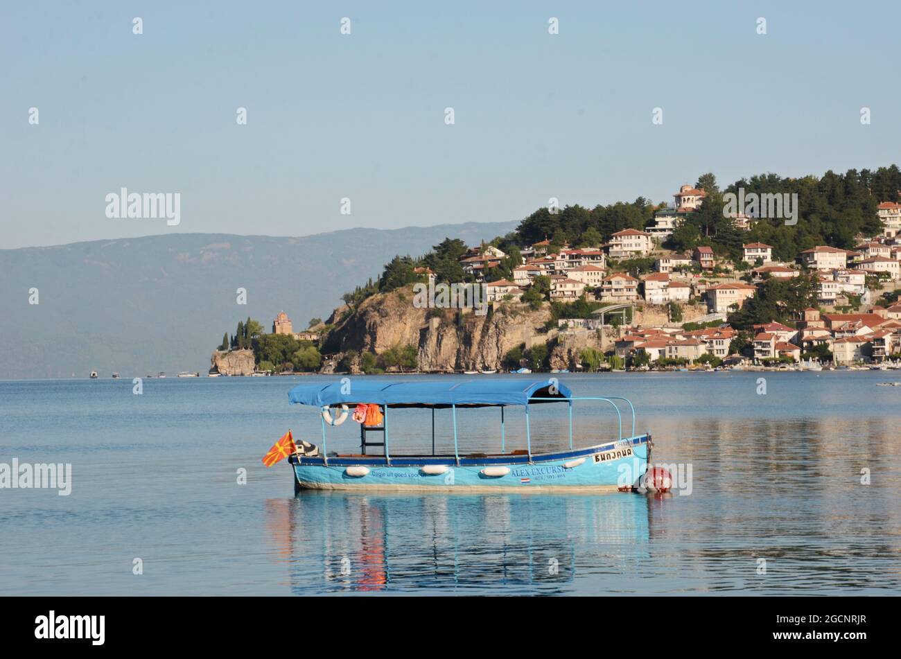 Hermoso lago Ohrid y ciudad histórica, el norte de Macedonia Foto de stock