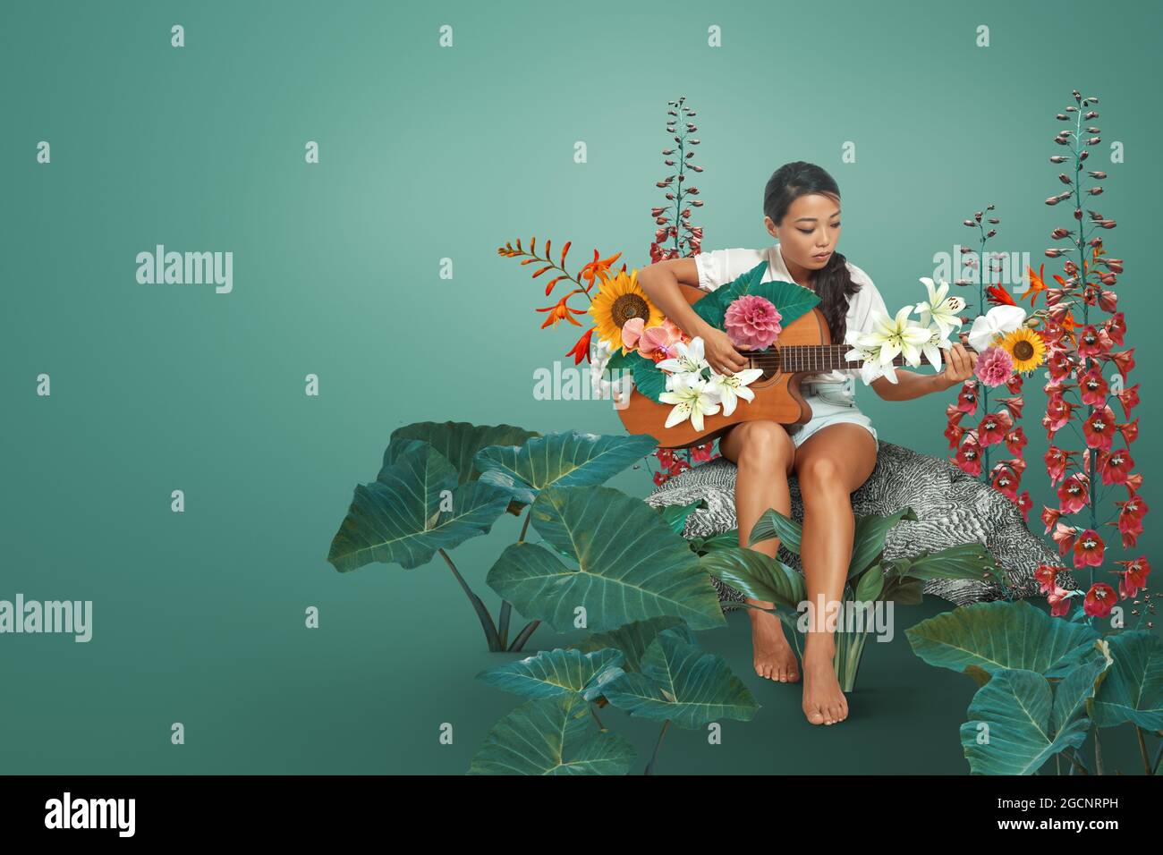 Arte abstracto retrato compuesto de una joven tocando la guitarra con hermosas flores alrededor de ella Foto de stock
