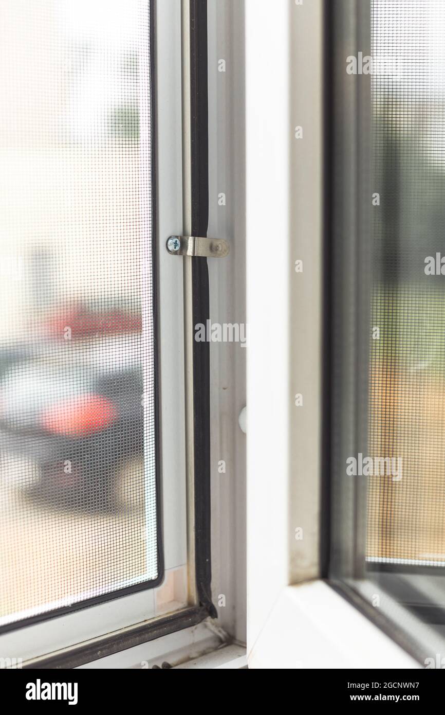 Marco de Mosquitera en ventana de PVC Fotografía de stock - Alamy