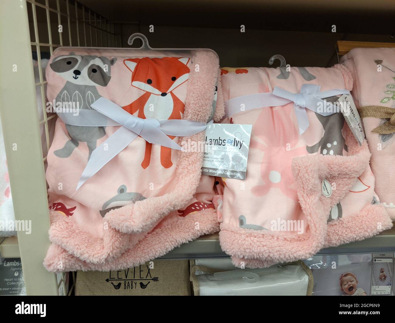 INDIANAPOLIS, ESTADOS UNIDOS - Jan 10, 2021: Una hermosa ropa de bebé en la tienda de Fotografía de stock - Alamy