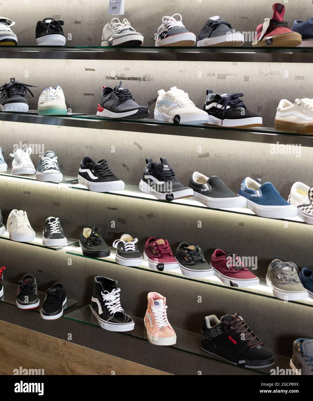 Barcelona, España - 07 de octubre de 2019: Estantes con zapatos deportivos  en la tienda de zapatos Fotografía de stock - Alamy