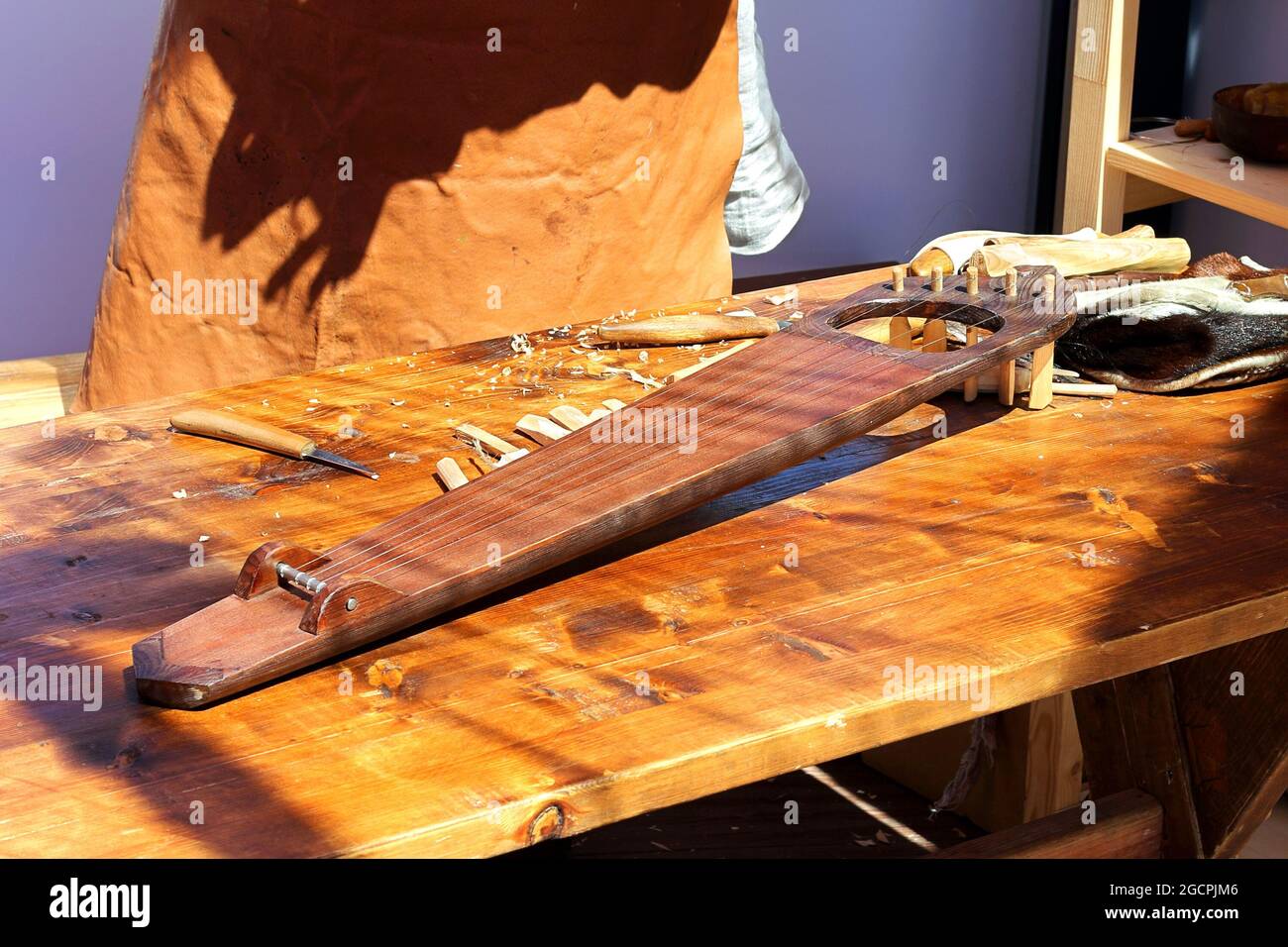 En el taller para la fabricación de instrumentos musicales de cuerda - la  mesa del maestro Fotografía de stock - Alamy