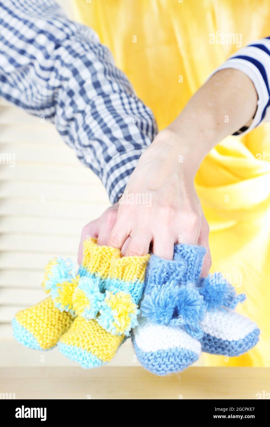 Manos con crochet botines para bebé, sobre un fondo claro Fotografía de  stock - Alamy