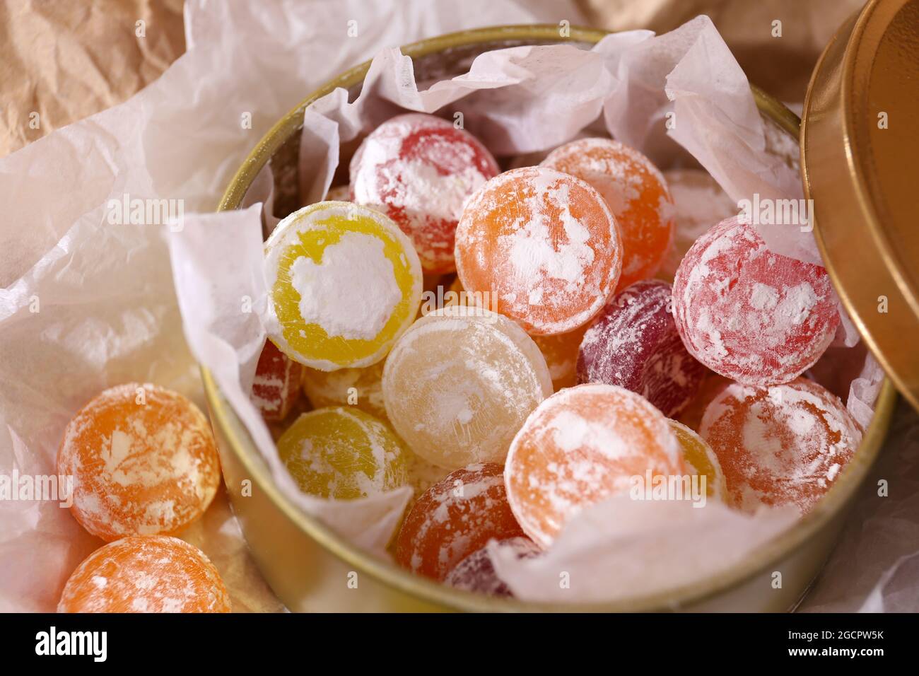 Caramelos dulces en una lata de metal, cerrar Fotografía de stock - Alamy