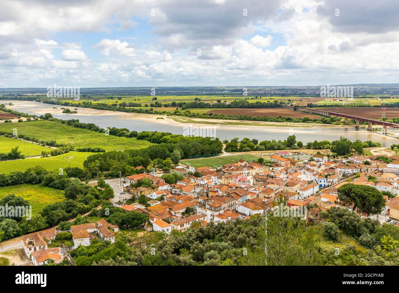 La arquitectura de Santarem rodeado de campos verdes y el río Tajo, en el centro de Portugal Foto de stock