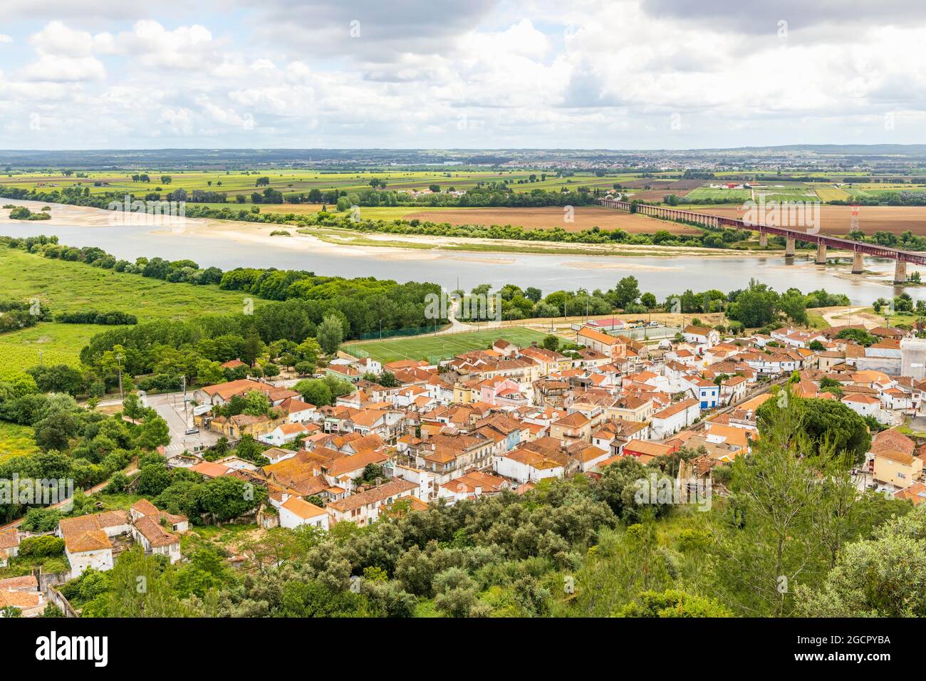 La arquitectura de Santarem rodeado de campos verdes y el río Tajo, en el centro de Portugal Foto de stock