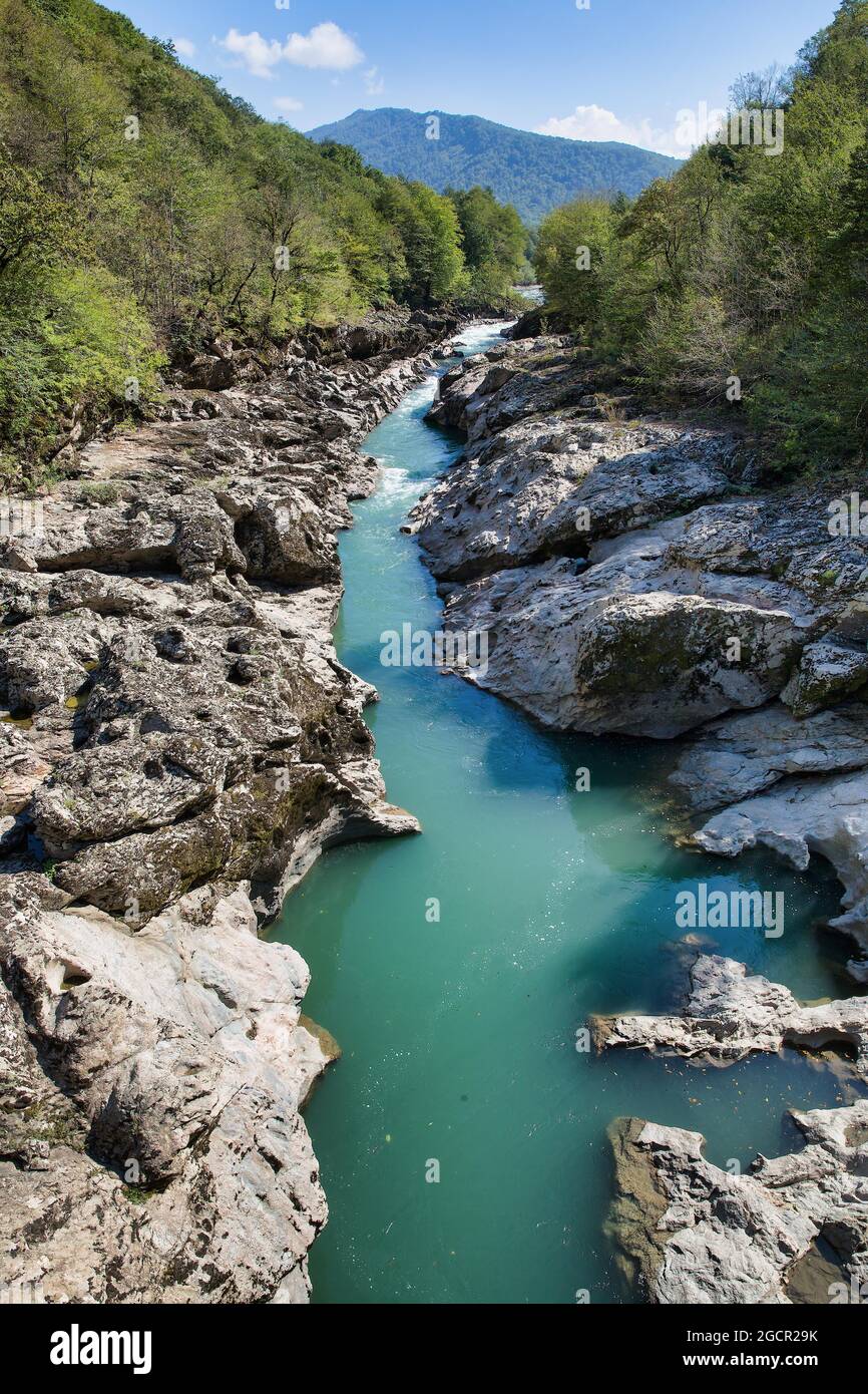 Río en Guzeripl, Adigeya, Rusia Foto de stock