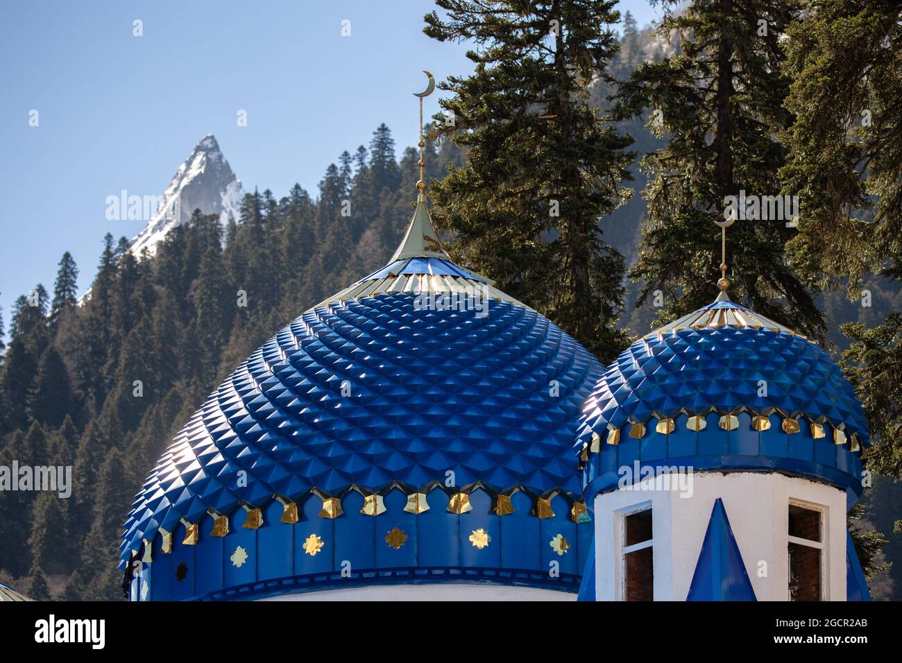 Montañas, Mezquita en Dombay, Carachay-Chercessiya, Rusia Foto de stock