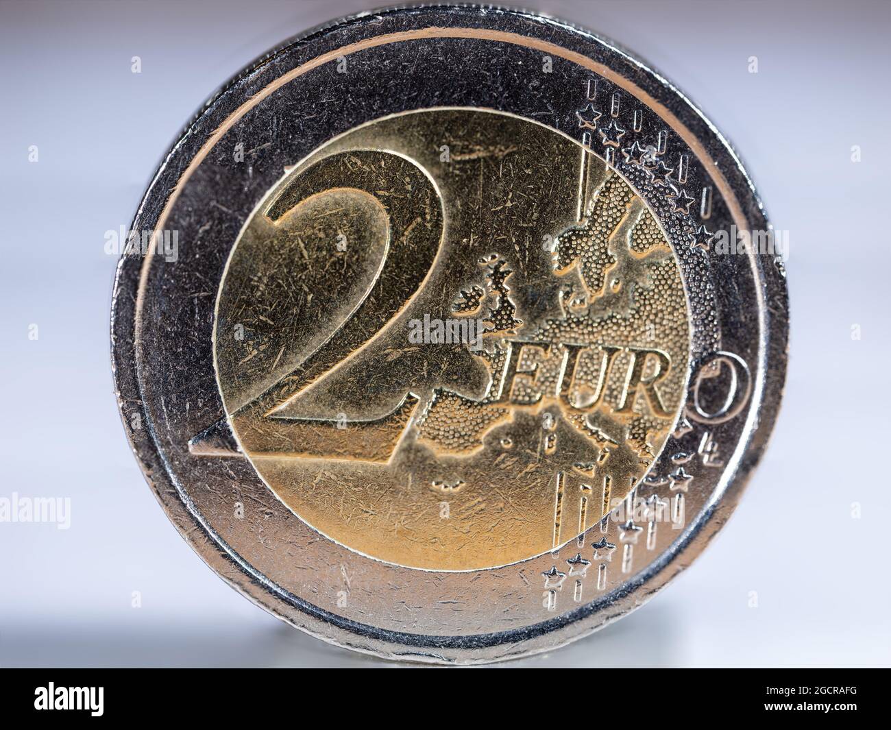 fotografía macro de una moneda de dos euros. Una fuerte captura detallada en alta resolución de una moneda de 2 euros del bce. La moneda de la parte delantera, un griego Foto de stock