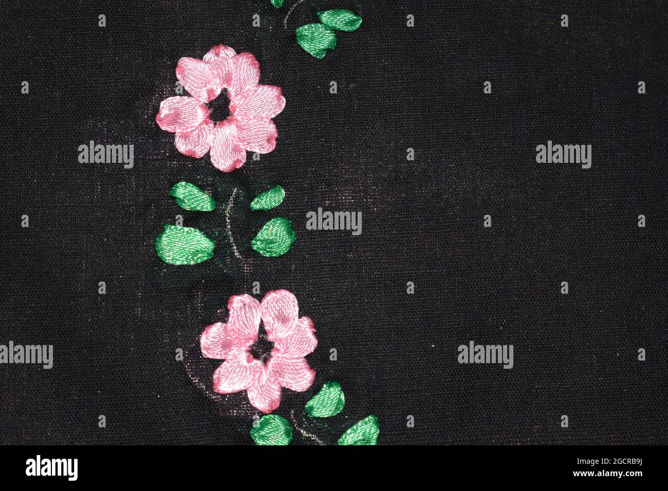 Sencillo diseño de flores bordadas con cinta con hojas, hermoso tejido  negro con atractivo diseño de flores bordadas satinadas en bordados a mano  Fotografía de stock - Alamy